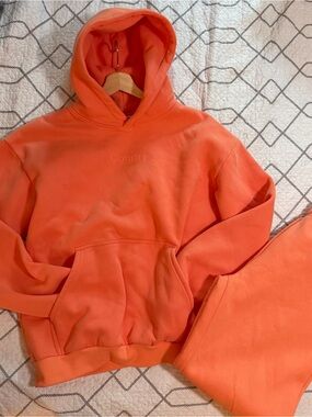 EUC Comfrt women’s sweatsuit- coral- med